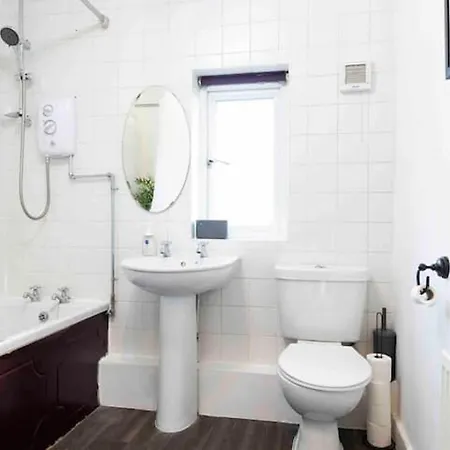 بيت للعطل House-sleeps7-parking-garden-petfriendly ليدز