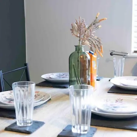House-sleeps7-parking-garden-petfriendly *