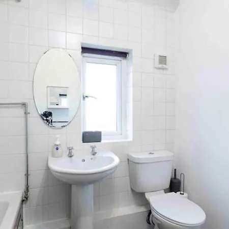 House-sleeps7-parking-garden-petfriendly ليدز