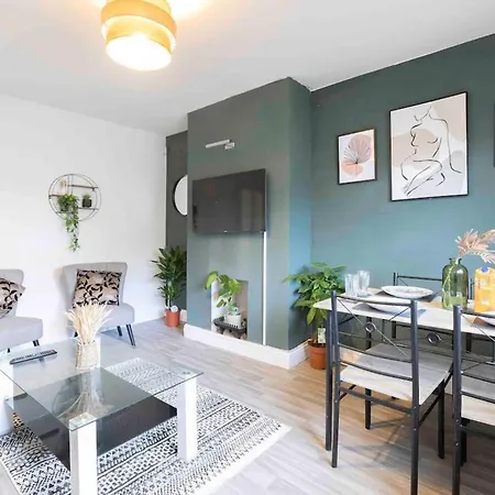 بيت للعطل House-sleeps7-parking-garden-petfriendly ليدز
