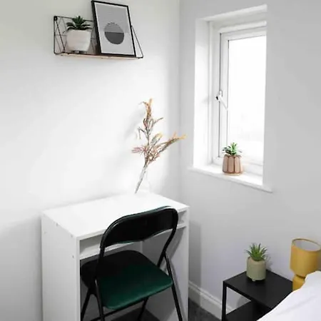 House-sleeps7-parking-garden-petfriendly *