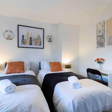 بيت للعطل House-sleeps7-parking-garden-petfriendly ليدز