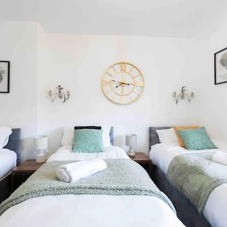House-sleeps7-parking-garden-petfriendly * ليدز