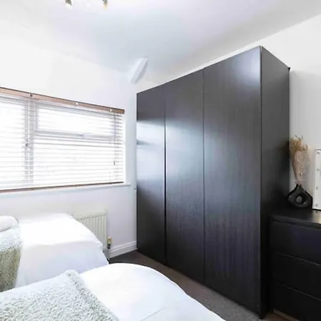 House-sleeps7-parking-garden-petfriendly *