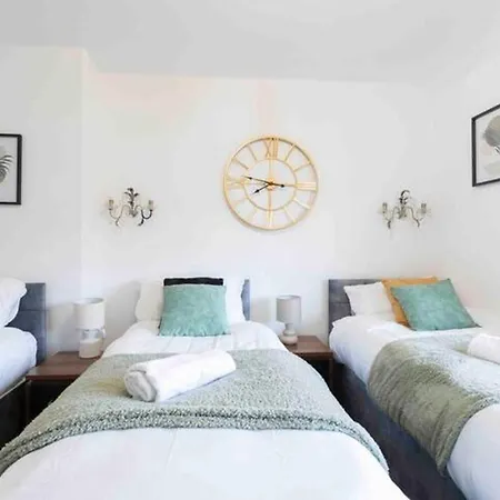 House-sleeps7-parking-garden-petfriendly
