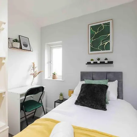 House-sleeps7-parking-garden-petfriendly Holiday home