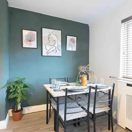House-sleeps7-parking-garden-petfriendly Holiday home *