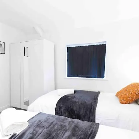 House-sleeps7-parking-garden-petfriendly Leeds (West Yorkshire)