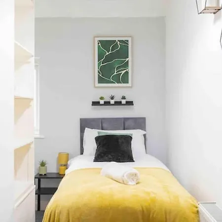 House-sleeps7-parking-garden-petfriendly Holiday home