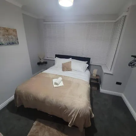 Holiday home House-sleeps7-parking-garden-petfriendly Leeds (West Yorkshire)